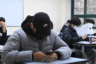 [포토] 수능 시작 전, 휴대전화 확인하는 수험생