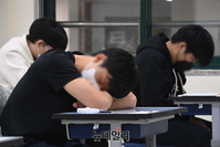 [포토] 엎드린 수험생