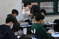 [포토] 수능, 신분 확인 후 휴대전화 수거