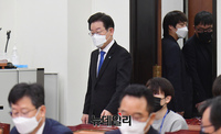 [포토] 입장하는 이재명 민주당 대표