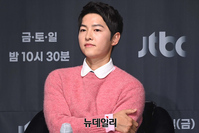 [포토] 송중기, 앉아 있어도 멋짐