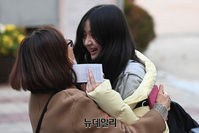 [포토] 고사장 나와 포옹하는 모녀