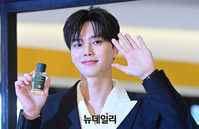 [포토] 니치 향수 든 송강