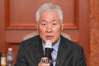 [포토] 치킨 프렌차이즈 간담회 참석한 정현식 협회장