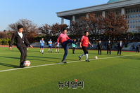 [포토] 국회의원 축구대회, 시축하는 김진표 국회의장