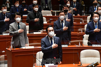 [포토] 국민의례하는 더불어민주당 의원들