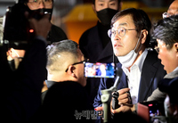 [포토] 출소한 김만배에 갑자기 다가간 더탐사 취재진