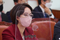 [포토] 국회 출석한 이영 중소벤처기업부 장관