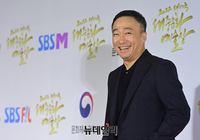 [포토] 활짝 웃는 배우 이성민, 국무총리표창 수상