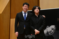 [포토] 홍석원 지휘자와 기념촬영하는 피아니스트 임윤찬