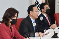 [포토] 국정조사 보이콧 관련 브리핑 하는 주호영 원내대표