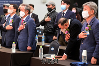 [포토] 국민의례하는 이봉주 선수