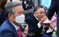 [포토] 스포츠영웅 선정 축하받는 이봉주 선수