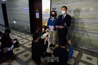 [포토] 기자들의 질문에 답변하는 위성곤·이수진