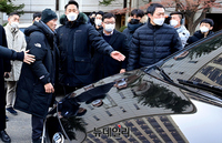 [포토] 서훈 영장심사 출석길에 항의하는 北서해피살 유족