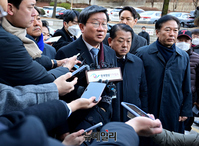 [포토] 서훈 영장심사 출석길 마중 나온 민주당 의원들