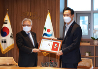 [포토] 적십자유공장 받은 오세훈 서울시장