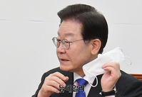 [포토] 마스크 벗는 이재명 더불어민주당 대표