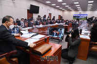 [포토] 회의 주재하는 윤재옥 외교통일위원장