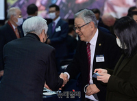 [포토] 인사나누는 이석복 한미우호협회 이사