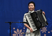 [포토] 한미우호의밤 축하 공연하는 북한 출신 윤설미