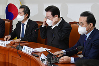 [포토] 마스크 벗는 이재명 민주당 대표