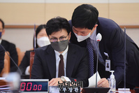 [포토] 대화 나누는 한동훈 법무부장관