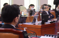 [포토] 10억 소송, 법사위서 만난 한동훈·김의겸