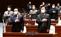 [포토] 국민의례하는 민주당 의원들