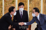 [포토] 인사 나누는 주호영·박홍근