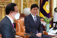 [포토] 대화 나누는 김진표 의장과 여야 원내대표