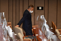 [포토] 본회의 입장하는 이상민 행정안전부 장관