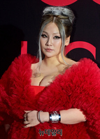 [포토] 성수동에 등장한 씨엘, 시선 압도 드레스