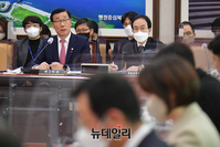 [포토] 답변하는 어명소 국토교통부 2차관