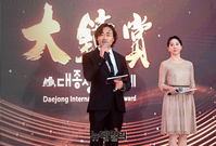 [포토] 대종상 레드카펫 사회 맡은 장재승-이주예