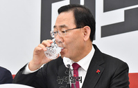 [포토] 물마신 주호영 국민의힘 원내대표