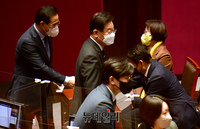 [포토] 이상민 장관 해임안 투표하는 이재명·박홍근