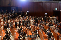 [포토] 이상민 장관 해임안 상정에 퇴장하는 국민의힘 의원들