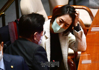 [포토] 대화 나누는 이재명·고민정