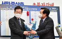 [포토] 꽃다발 받은 이재명 민주당 대표