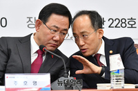 [포토] 대화 나누는 주호영·추경호