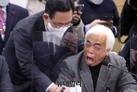 [포토] 이태원 참사 유족 위로하는 주호영 원내대표