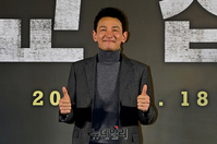 [포토] 황정민 "교섭 주연 맡았어요"