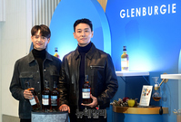 [포토] 주지훈-민호 "위스키 팝업 오픈 축하합니다"