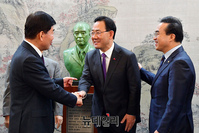 [포토] 시상식서 만난 국회의장과 여야 원내대표