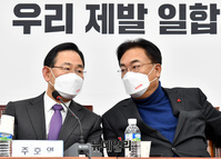 [포토] 비대위서 대화 나누는 정진석·주호영