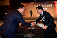 [포토] 소상공인연합회 초정대상 시상식서 만난 성일종-윤관석