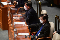 [포토] 자리에 앉아 있는 노웅래 더불어민주당 의원