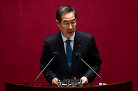 [포토] 2023년도 예산안 관련 정부측 인사하는 한덕수 총리