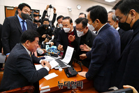 [포토] '양곡관리법' 본회의 직회부에 반발하는 국민의힘